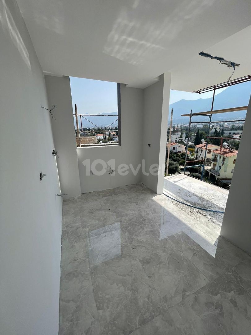 3+1 LUXUS-WOHNUNG ZUM VERKAUF MIT HERRLICHEM BERG-UND MEERBLICK, ÜBERDACHTER PARKPLATZ UND GEWERBEGENEHMIGUNG AUF ZYPERN KYRENIA BELLAPAIS STRAßE ** 