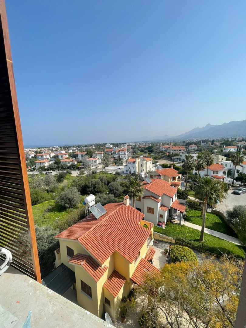 3+1 LUXUS-WOHNUNG ZUM VERKAUF MIT HERRLICHEM BERG-UND MEERBLICK, ÜBERDACHTER PARKPLATZ UND GEWERBEGENEHMIGUNG AUF ZYPERN KYRENIA BELLAPAIS STRAßE ** 