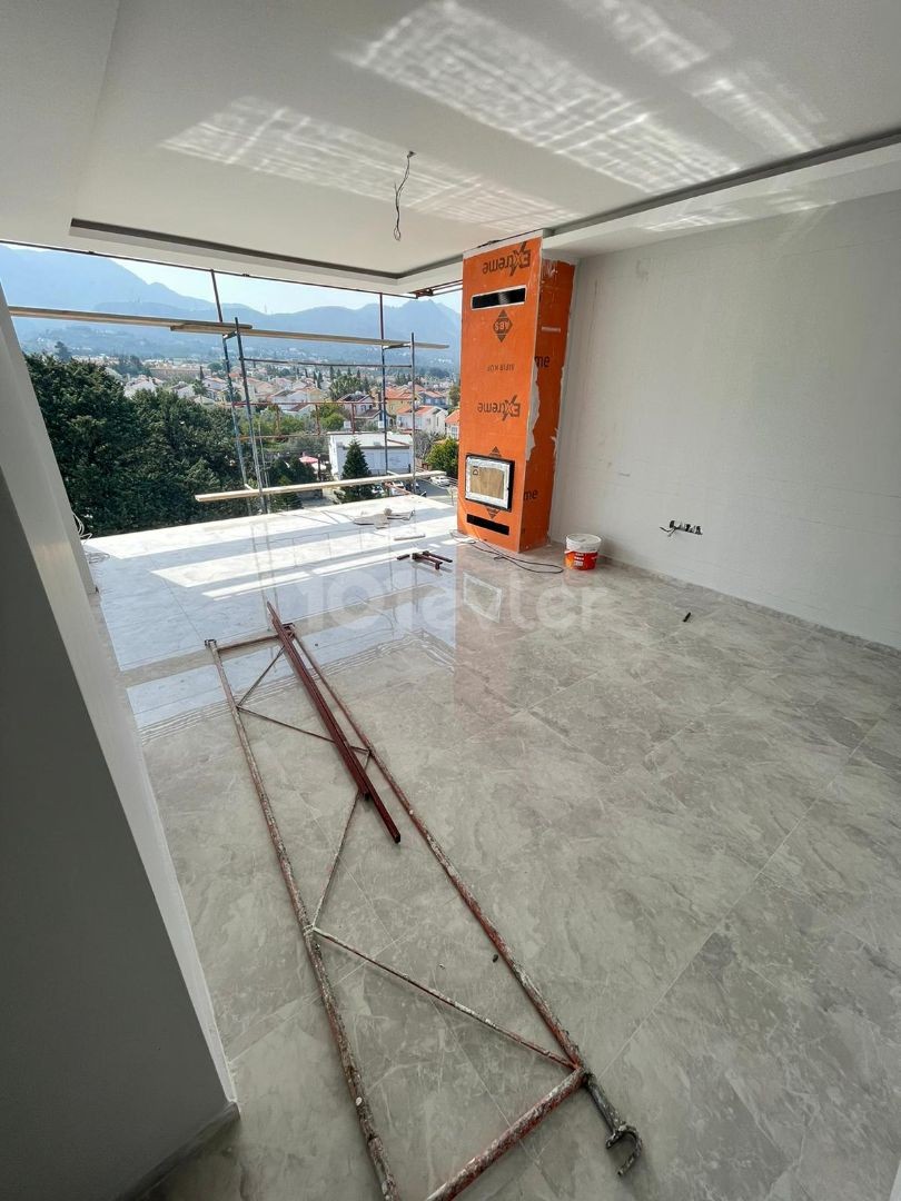 3+1 LUXUS-WOHNUNG ZUM VERKAUF MIT HERRLICHEM BERG-UND MEERBLICK, ÜBERDACHTER PARKPLATZ UND GEWERBEGENEHMIGUNG AUF ZYPERN KYRENIA BELLAPAIS STRAßE ** 