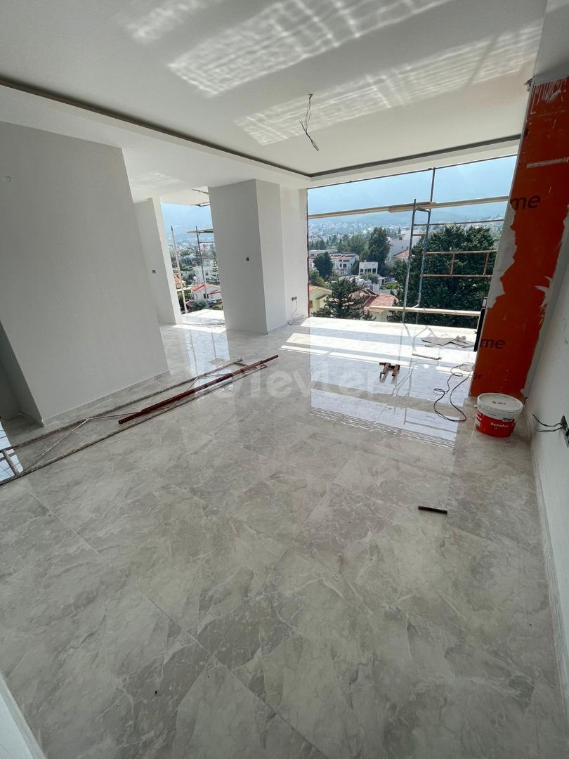 3+1 LUXUS-WOHNUNG ZUM VERKAUF MIT HERRLICHEM BERG-UND MEERBLICK, ÜBERDACHTER PARKPLATZ UND GEWERBEGENEHMIGUNG AUF ZYPERN KYRENIA BELLAPAIS STRAßE ** 