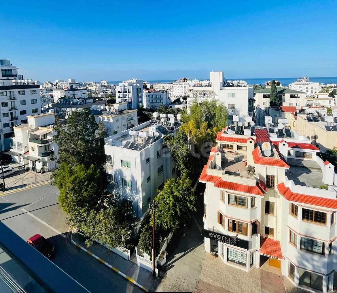 HERRLICHER BERG- UND MEERBLICK, KOMPLETT NEUE MÖBEL, GRUNDVERMESSUNG WURDE GEMACHT, BAUINSPEKTION WURDE ANWENDET, DIE ENDGÜLTIGE LIZENZ WURDE ERHALTEN, UNSER LETZTES WOHNHAUS ZUM VERKAUF IN GIRNE CENTER, ZYPERN