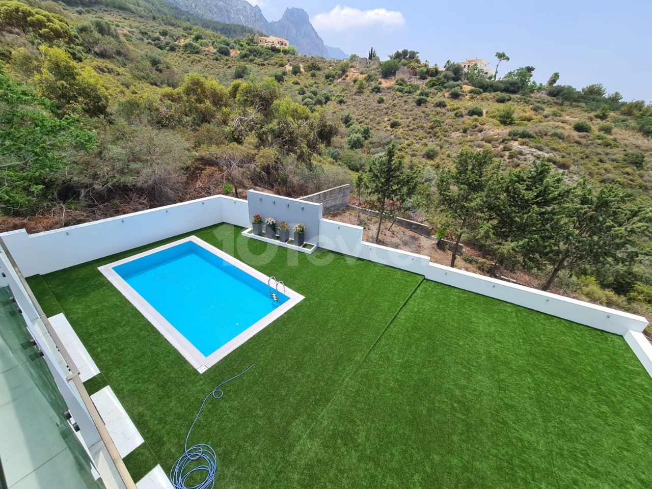 ULTRALUX-VILLA ZU VERKAUFEN IM GIRNE CENTER, ZYPERN, MIT BERG- UND MEERBLICK, PRIVATER POOL