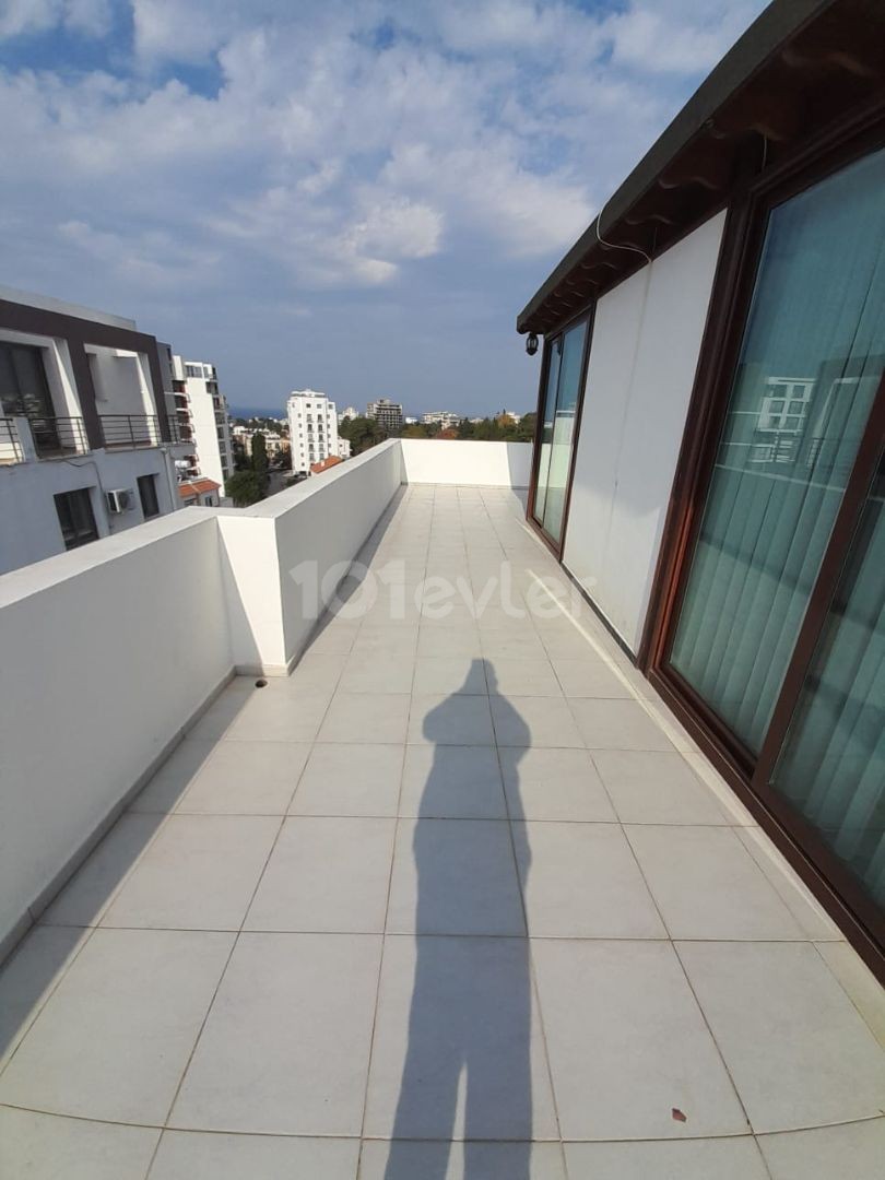 KIBRIS GİRNE MERKEZDE KİRALIK 2+1 DENİZ MANZARALI PENTHOUSE