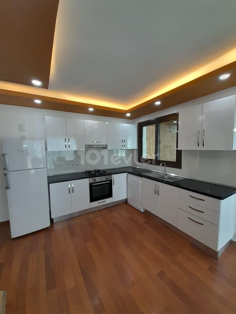 KIBRIS GİRNE MERKEZDE KİRALIK 2+1 DENİZ MANZARALI PENTHOUSE