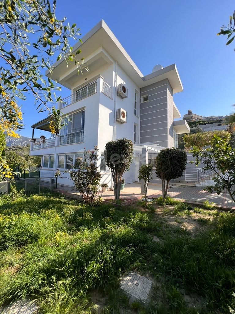 4+2 TRIPLEX-VILLA ZU VERKAUFEN MIT ATEMBERAUBENDEM BERGBLICK UND MEERBLICK IN ZYPERN GIRNE EDREMIT INNERHALB VON 1 DEZ. GRUNDSTÜCK