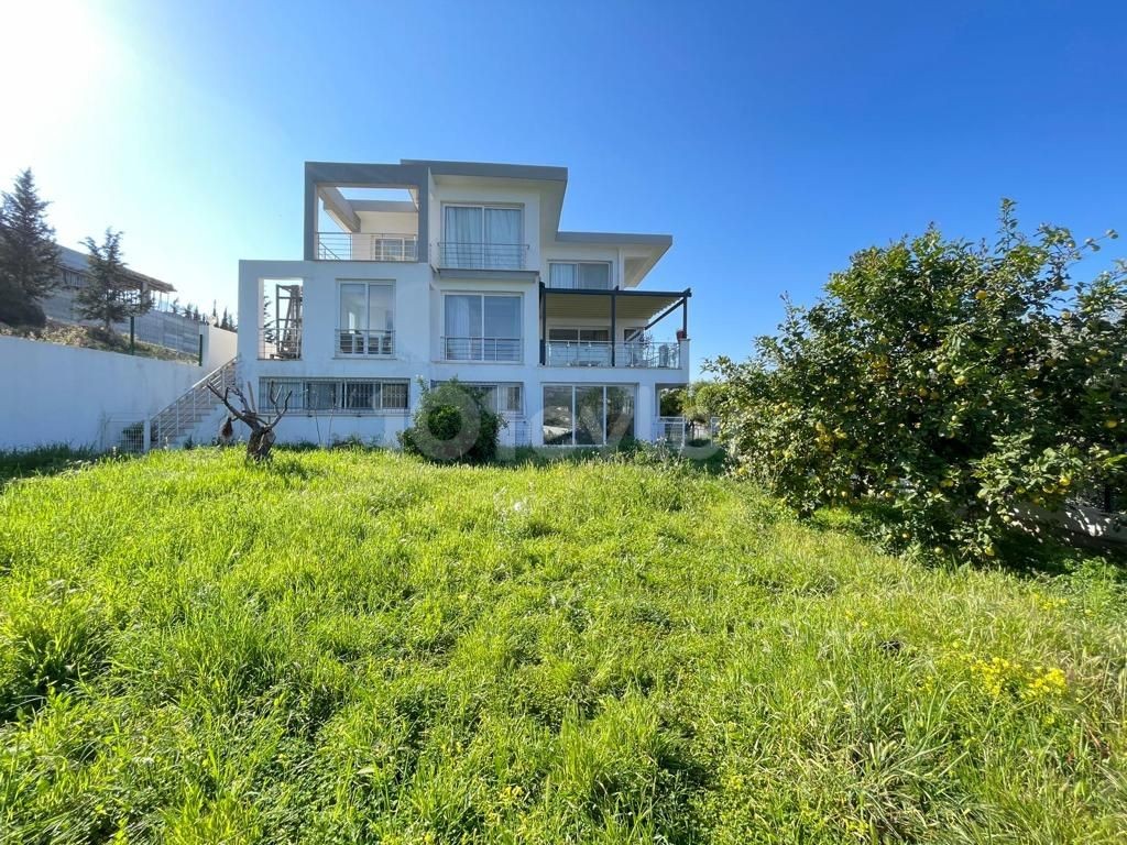 4+2 TRIPLEX-VILLA ZU VERKAUFEN MIT ATEMBERAUBENDEM BERGBLICK UND MEERBLICK IN ZYPERN GIRNE EDREMIT INNERHALB VON 1 DEZ. GRUNDSTÜCK