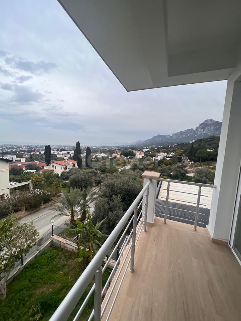 4+2 TRIPLEX-VILLA ZU VERKAUFEN MIT ATEMBERAUBENDEM BERGBLICK UND MEERBLICK IN ZYPERN GIRNE EDREMIT INNERHALB VON 1 DEZ. GRUNDSTÜCK