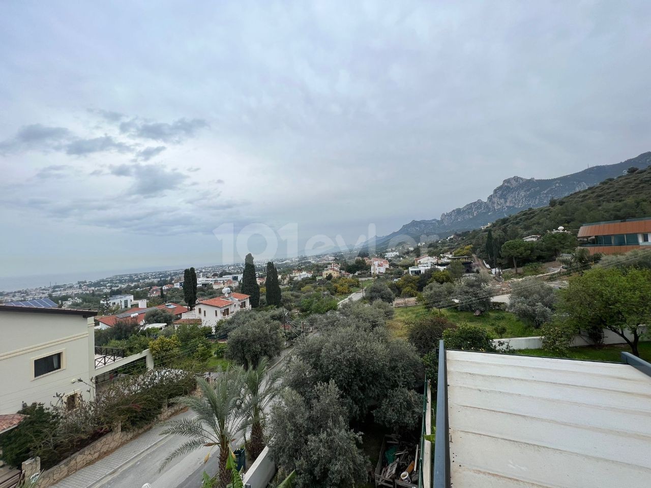 4+2 TRIPLEX-VILLA ZU VERKAUFEN MIT ATEMBERAUBENDEM BERGBLICK UND MEERBLICK IN ZYPERN GIRNE EDREMIT INNERHALB VON 1 DEZ. GRUNDSTÜCK