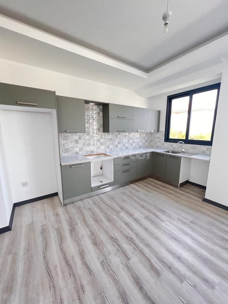 KIBRIS GİRNE OZANKÖY'DE BAHÇE VE TERAS SEÇENEKLERİYLE SATILIK 2+1 DAİRE 