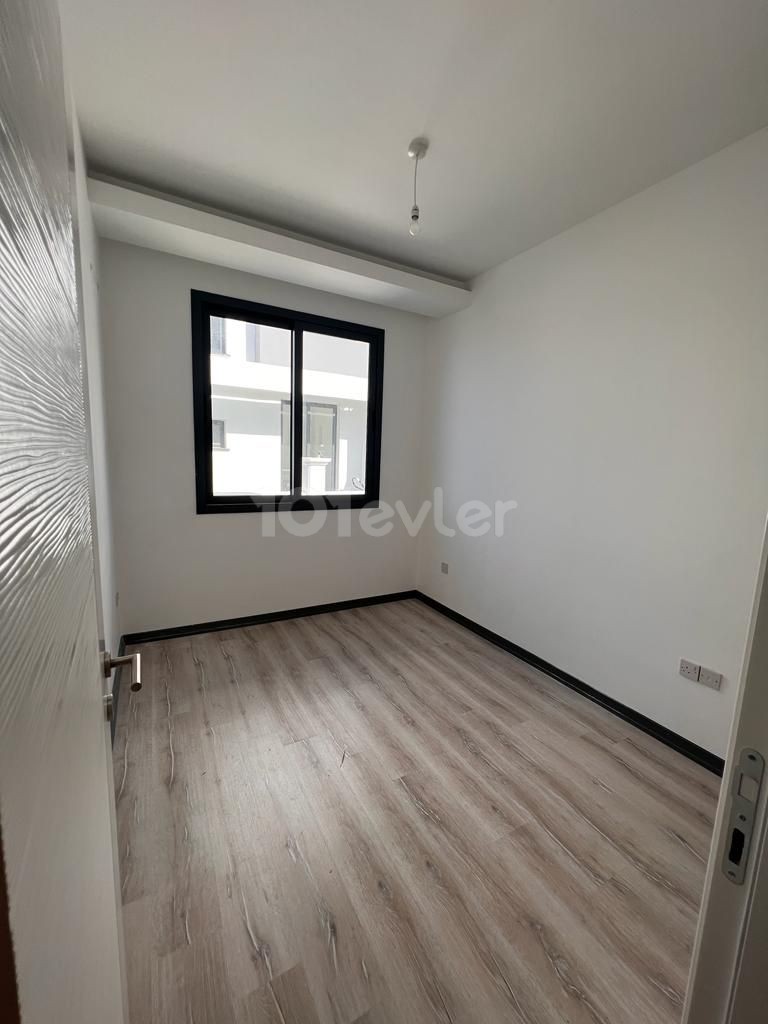 KIBRIS GİRNE OZANKÖY'DE BAHÇE VE TERAS SEÇENEKLERİYLE SATILIK 2+1 DAİRE 