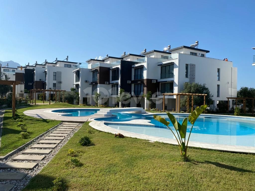 VOLLSTÄNDIG MÖBLIERTE 3+1 TRIPLEX-VILLA MIT POOL ZUM VERKAUF IN ZEYTİNLİK, GIRNE ZEYTİK, ZYPERN