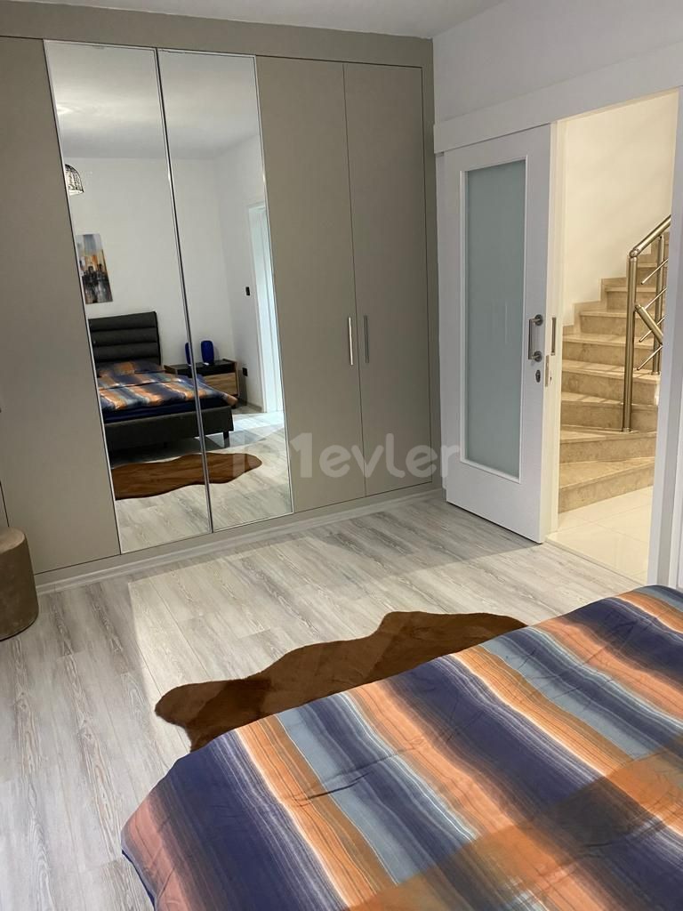 VOLLSTÄNDIG MÖBLIERTE 3+1 TRIPLEX-VILLA ZUM VERKAUF IN ZYPERN GIRNE ZEYTİNLİK BEREICH INNERHALB EINES 3+1-GELÄNDES MIT POOL