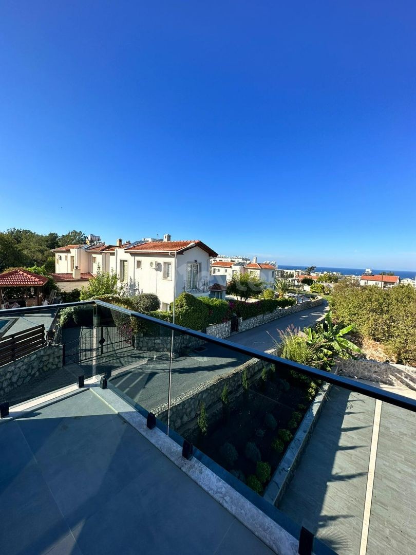 2+1 WOHNUNGEN ZUM VERKAUF IN ZYPERN GIRNE ALSANCAK REGION MIT GESCHLOSSENEM PARKPLATZ, TERRASSE, BERGBLICK, MEERBLICK