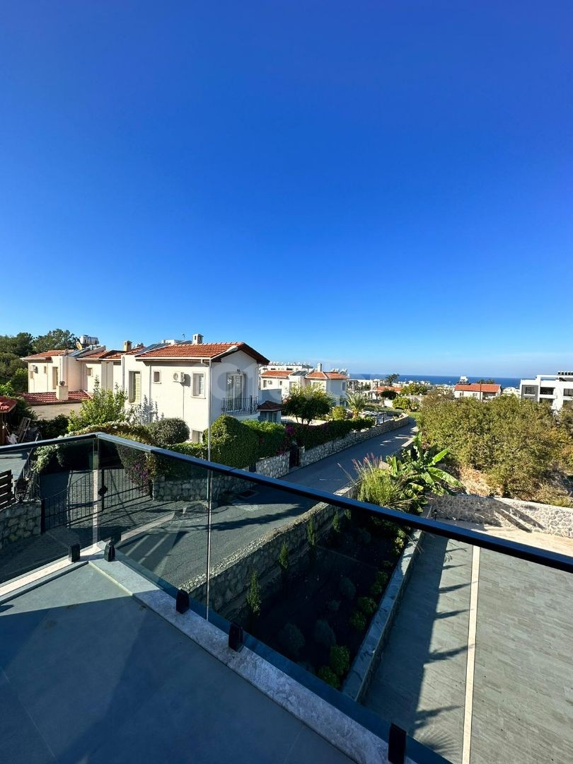 2+1 WOHNUNGEN ZUM VERKAUF IN ZYPERN GIRNE ALSANCAK REGION MIT GESCHLOSSENEM PARKPLATZ, TERRASSE, BERGBLICK, MEERBLICK