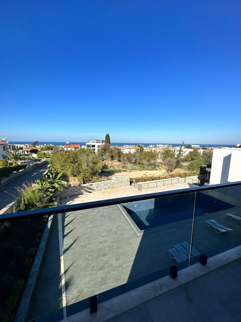 2+1 WOHNUNGEN ZUM VERKAUF IN ZYPERN GIRNE ALSANCAK REGION MIT GESCHLOSSENEM PARKPLATZ, TERRASSE, BERGBLICK, MEERBLICK