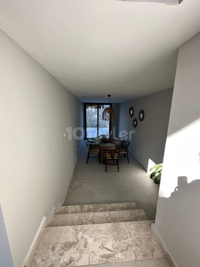 4+1 LUXUS-DUPLEX-WOHNUNG ZUM VERKAUF IN EINEM GRUNDSTÜCK MIT POOL IN ZYPERN GIRNE ALSANCAK