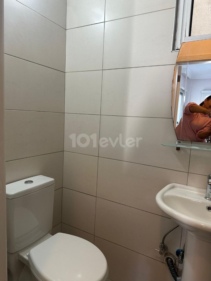 3+1 WOHNUNG ZU VERMIETEN IN EINEM GRUNDSTÜCK MIT POOL IM GIRNE CENTER, ZYPERN