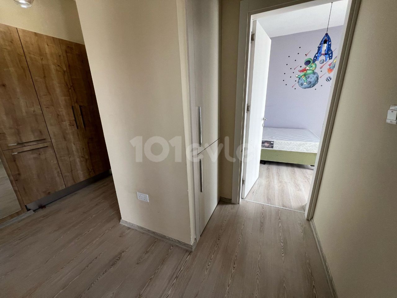 2+1 FLAT FOR RENT WITH MOUNTAIN AND SEA VIEWS IN KYRENIA CENTER