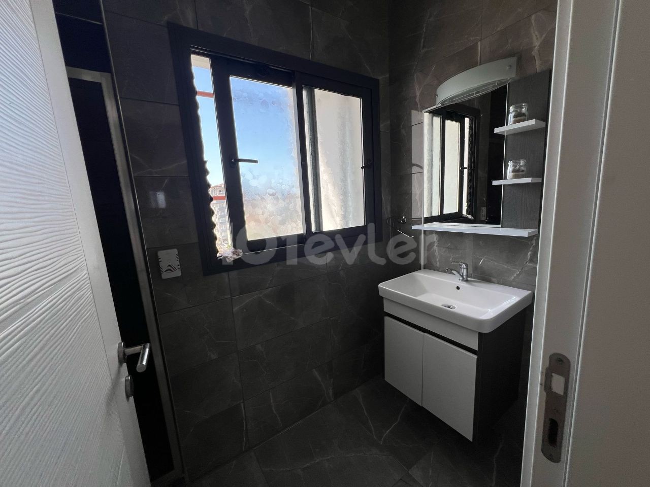 2+1 FLAT FOR RENT WITH MOUNTAIN AND SEA VIEWS IN KYRENIA CENTER