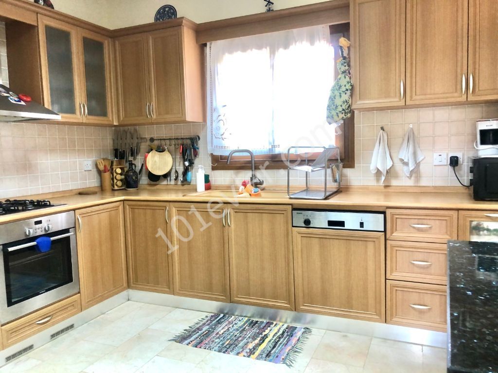 Girne Alsancak,da 4+1 Satılık Villa