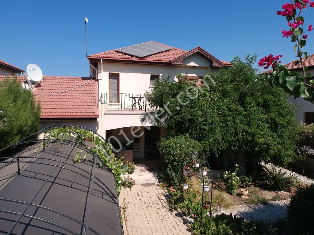 Girne Alsancak,da 4+1 Satılık Villa