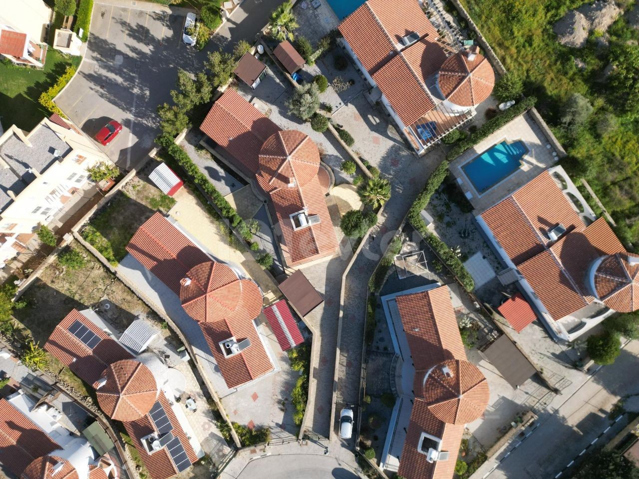 Unsere Villa liegt 500 Meter vom Meer entfernt, 700 m2 Land, 3+1 Mehrwertsteuer bezahlt, in einer herrlichen Lage, daneben sollen neue Hotels gebaut werden.