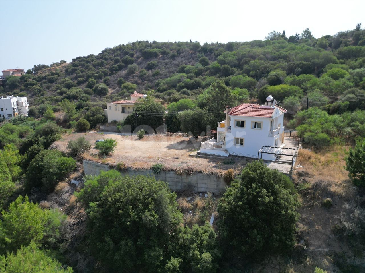 Yesiltepe schließt nicht, es liegt ganz in der Nähe neuer Brücken und Projekte in der wertvollen Region mit Berg- und Meerblick. 1152 m2. Auf dem Grundstück befanden sich 3 + 1 alte Häuser, ein neues Haus oder ein zusätzliches Haus können genehmigt werden