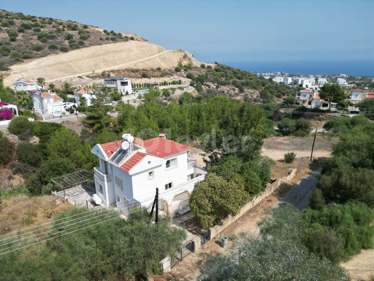 Yesiltepe schließt nicht, es liegt ganz in der Nähe neuer Brücken und Projekte in der wertvollen Region mit Berg- und Meerblick. 1152 m2. Auf dem Grundstück befanden sich 3 + 1 alte Häuser, ein neues Haus oder ein zusätzliches Haus können genehmigt werden