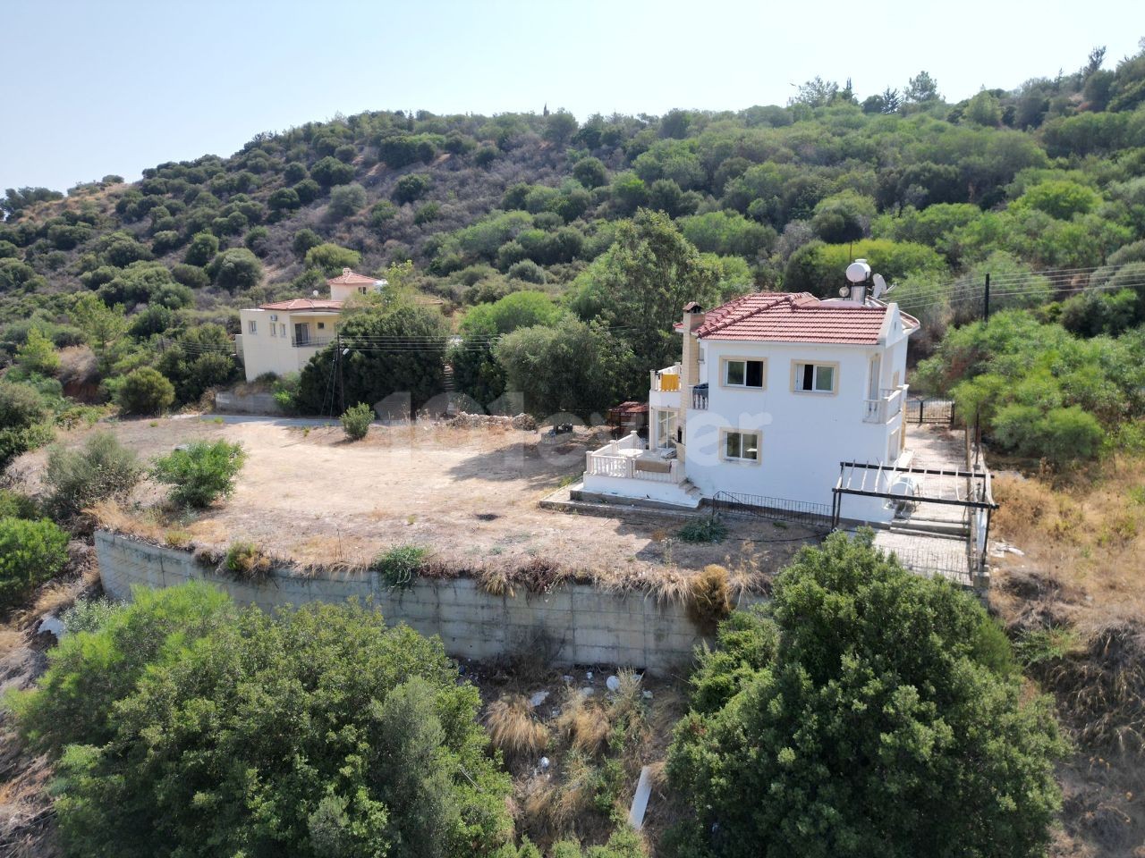 Yesiltepe schließt nicht, es liegt ganz in der Nähe neuer Brücken und Projekte in der wertvollen Region mit Berg- und Meerblick. 1152 m2. Auf dem Grundstück befanden sich 3 + 1 alte Häuser, ein neues Haus oder ein zusätzliches Haus können genehmigt werden