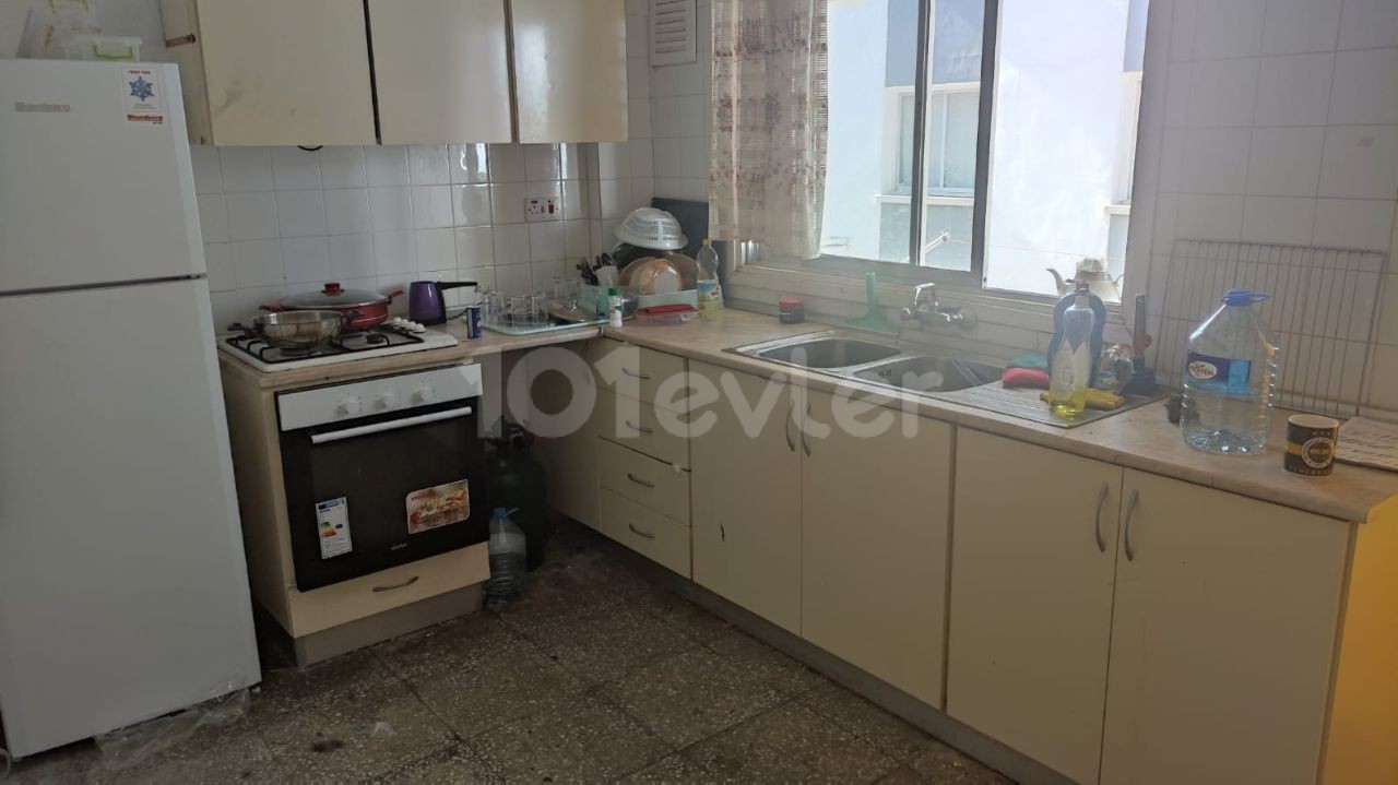 3 +1 RENTAL APARTMENT IN THE CENTRAL LOCATION OF KAYMAKLI, AVAILABLE ON September 25TH ! ** 