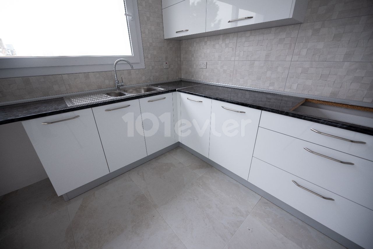 GİRNE MERKEZ'DE 3+1 SATILIK DAİRE 1 