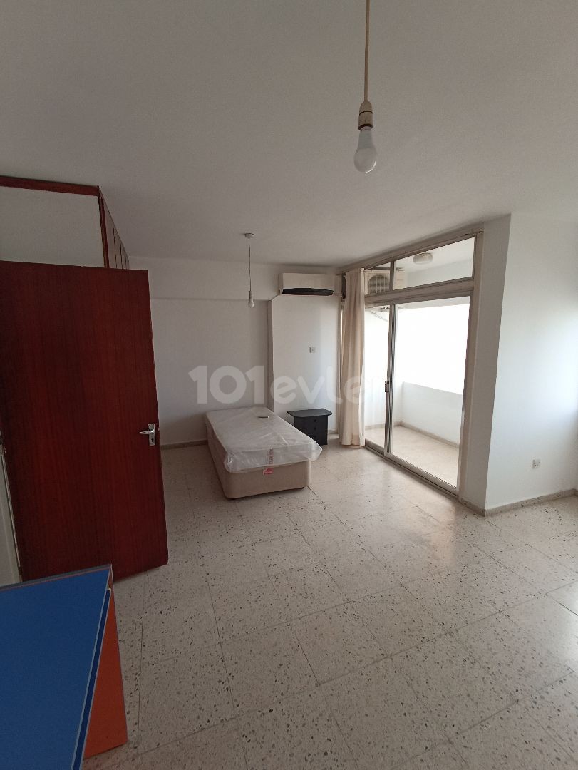 NICOSIA GÖNYELİ REGION SUPER LOCATION SPACIOUS 1+1 FLAT