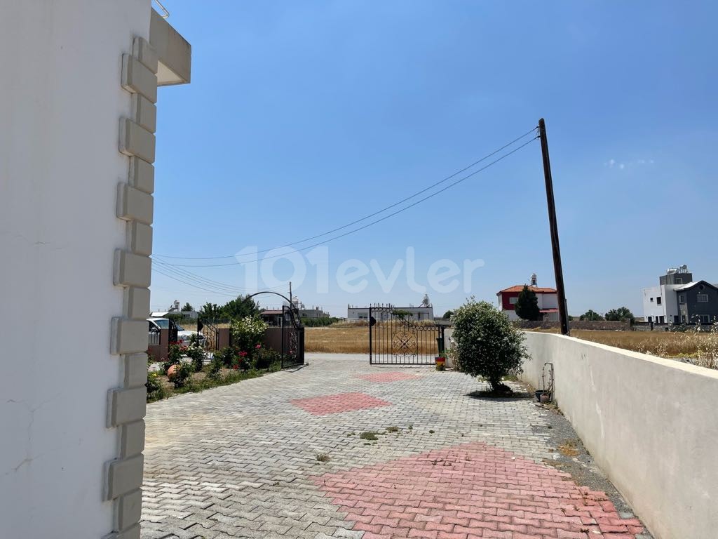 FULLY DETACHED VILLA IN ALAYKOY Dec ON A PLOT OF 800 m2 ** 