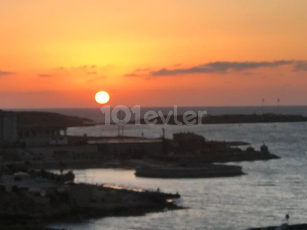 ZUM VERKAUF IN KYRENIA ZENTRUM MIT MEERBLICK 3 + 1 ** 