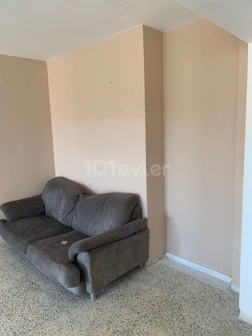 ZU VERKAUFEN IN NIKOSIA DEREOYUN ((SCHNÄPPCHEN-PREIS GELEGENHEIT WOHNUNG)) 2 + 1 WOHNUNG ** 