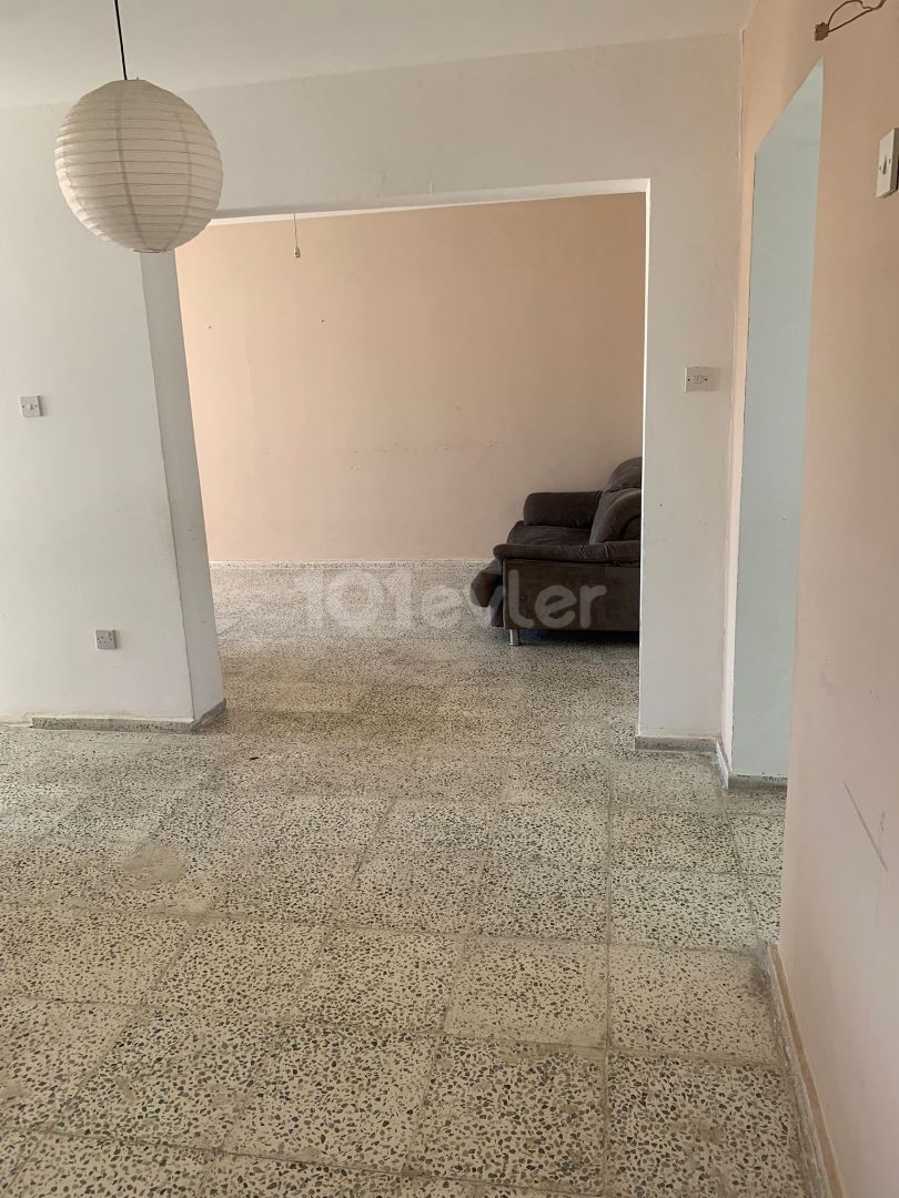 ZU VERKAUFEN IN NIKOSIA DEREOYUN ((SCHNÄPPCHEN-PREIS GELEGENHEIT WOHNUNG)) 2 + 1 WOHNUNG ** 