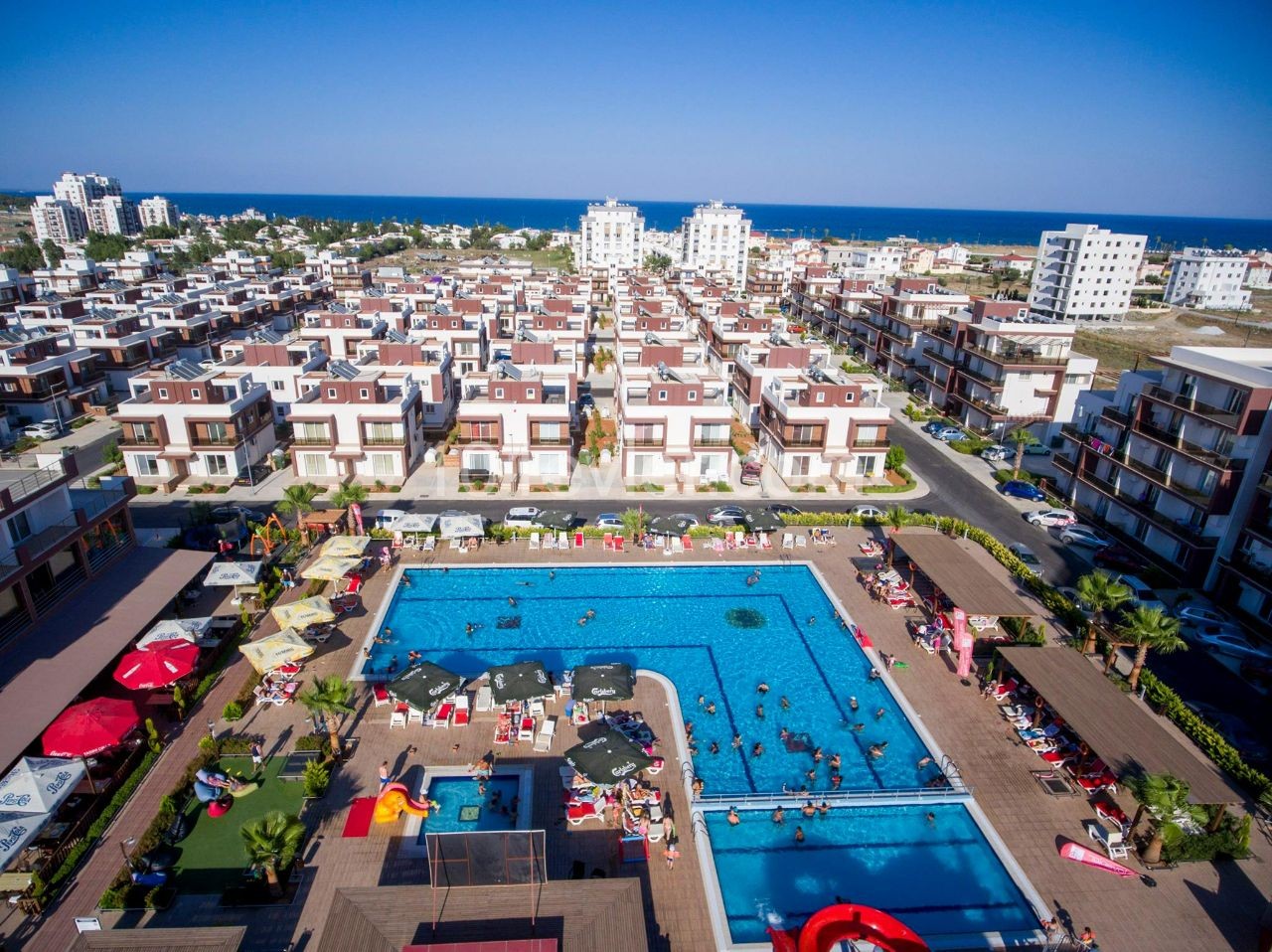 Long-Beach bölgesinde, yatırım ve tatil amaçlı, 3.kat, satılık 2+1 daire.