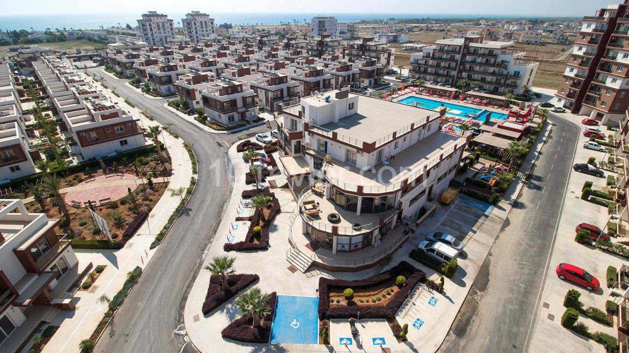 Long-Beach bölgesinde, yatırım ve tatil amaçlı, 3.kat, satılık 2+1 daire.