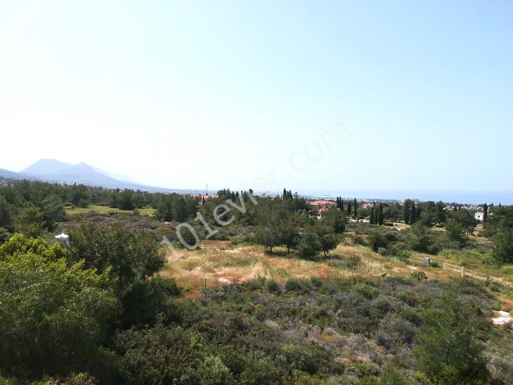 Residential Zoned Plot For Sale in Çatalköy, Kyrenia