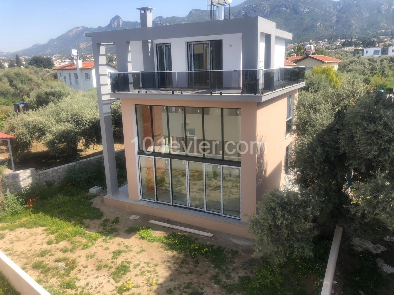 TRNC KYRENIA OZANKÖY ZU VERKAUFEN 5+1 TRIPLEX VILLEN ** 