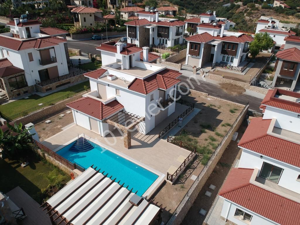 Girne’nin En Prestijli Bölgesinde Satılık lüks havuzlu villa! 