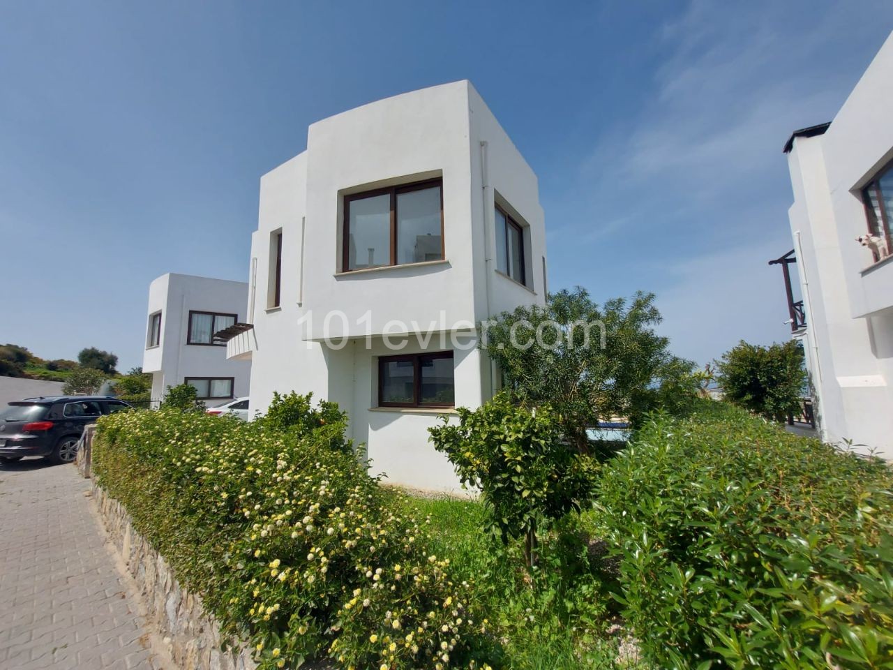 VILLA IN A SITE IN A GREAT LOCATION FOR SALE IN ALSANCAK! ** 