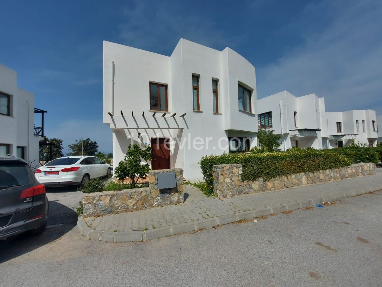 VILLA IN A SITE IN A GREAT LOCATION FOR SALE IN ALSANCAK! ** 