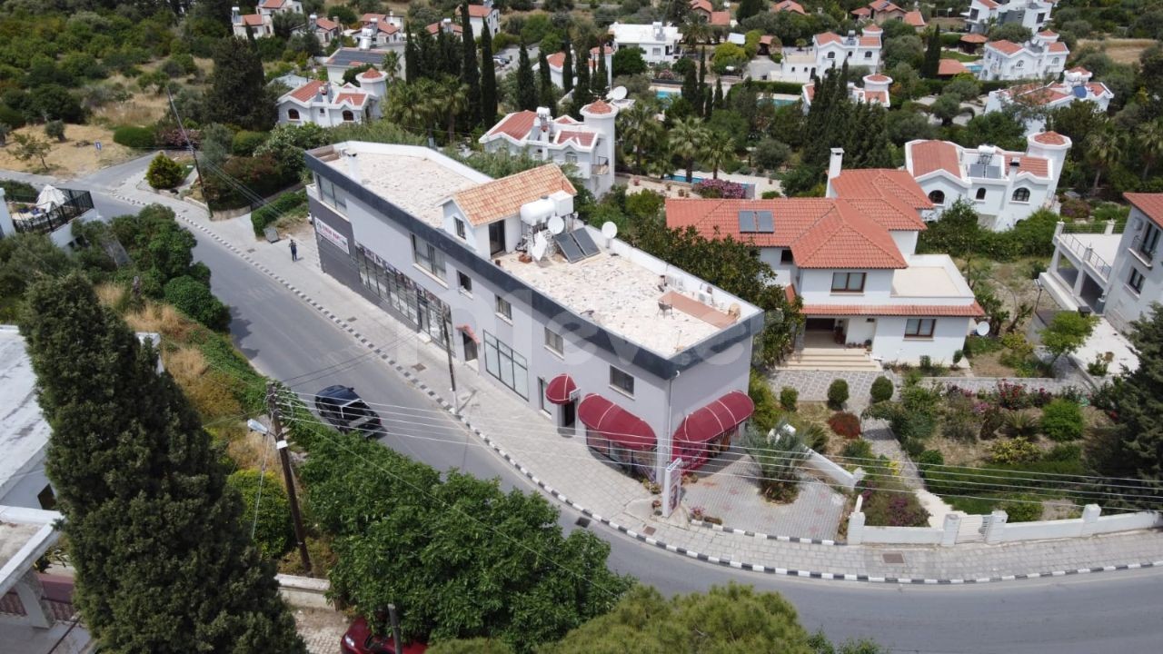 GESCHÄFTE UND 2+1 WOHNUNGEN ZUM VERKAUF AN DER BELEBTEN HAUPTSTRAßE IN CHATALKÖY! ** 