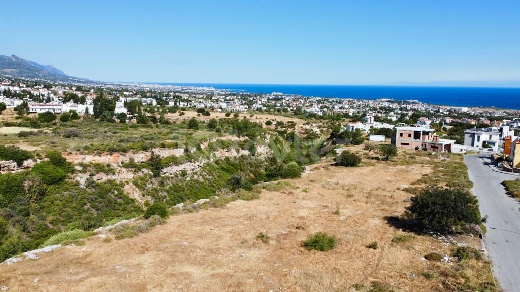 GİRNE ÇATALKÖY BÖLGESİNDE SATILIK ÖNÜ KAPANMAZ DAĞ VE DENİZ MANZARALI ARSA!