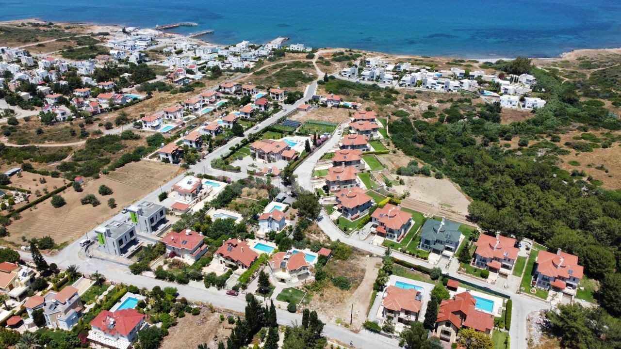 GRUNDSTÜCK ZUM VERKAUF IN KYRENIA / CHATALKÖY ZU FUß VOM MEER ENTFERNT! ** 