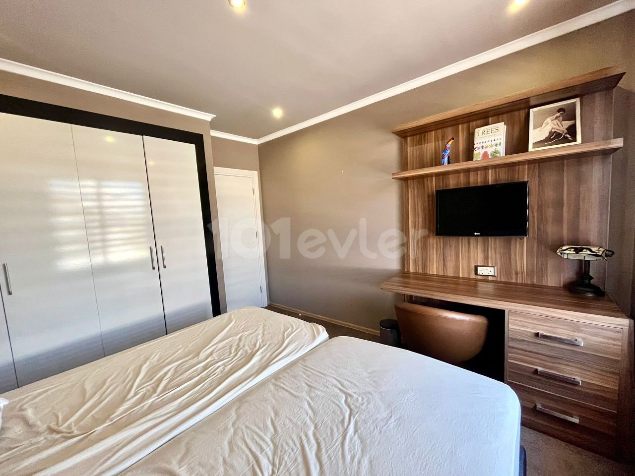 LUXURY FURNISHED THREE-BEDROOM PENTHOUSE FOR SALE IN THE CENTER OF KYRENIA! ** 