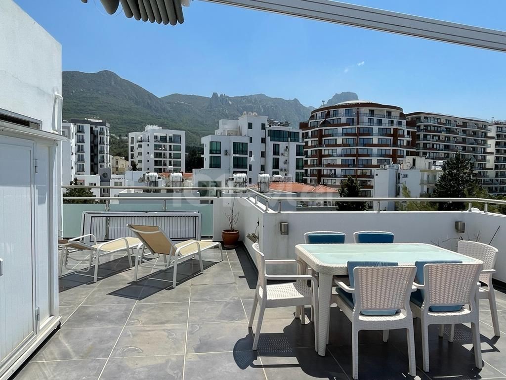 3 + 1 PENTHOUSE ZUM VERKAUF MIT GROßER TERRASSE IM ZENTRUM VON KYRENIA ** 