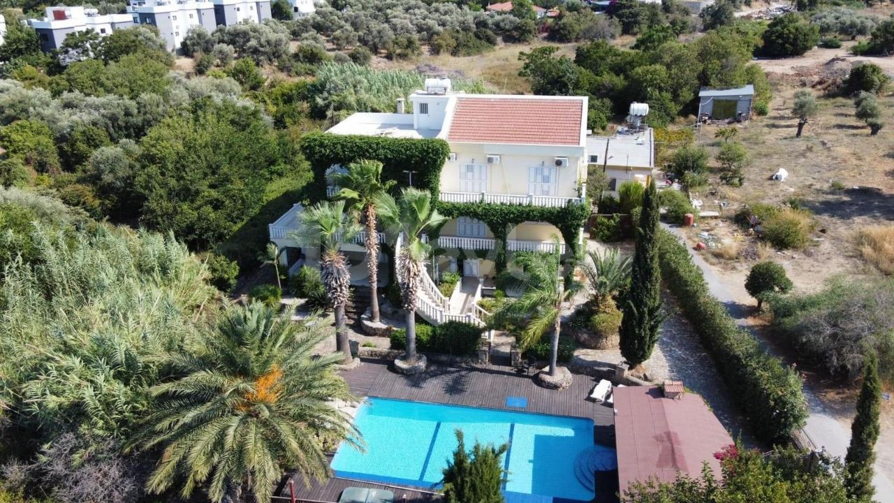 PRIVATE VILLA ZUM VERKAUF IN ALSANCAK IN EINER GROßARTIGEN LAGE! ** 