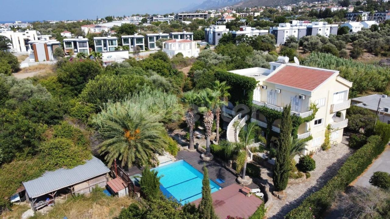 PRIVATE VILLA ZUM VERKAUF IN ALSANCAK IN EINER GROßARTIGEN LAGE! ** 